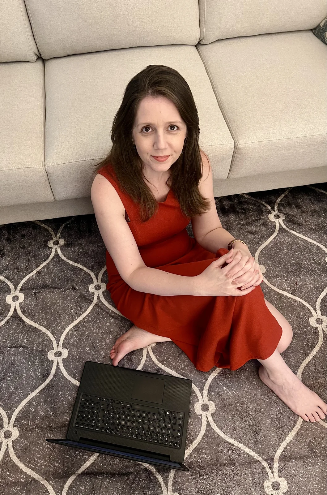 Fernanda Starling trabalhando no notebook em conteúdo sobre educação financeira e investimentos